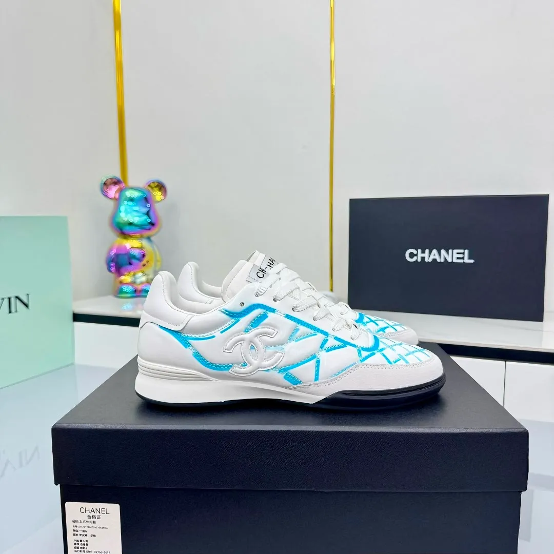 👟👟Ex-factory price 620👟👟 Top version Chanel Chanel - 2025 counter top casual sports shoes This sneaker is a classic design; the upper is electro-embroidered with a variety of techniques; the outsole is fashionable and sporty; it is extraordinary and incorporates a variety of color matching elements... The diversified mix and match is very beautiful and versatile, and can be used for leisure, fashion, sports and outdoor... ꫛꫀꪝ Go➫ Material: ❶Upper is made of: original cowhide ❷Inner lining is made of: original imported sheepskin ❸Outsole is based on: original TPU combination outsole Special counter boutique packaging complete set for women 35–41